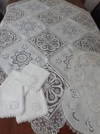 Tafellaken met fijn Richelieu-borduurwerk en kant. -