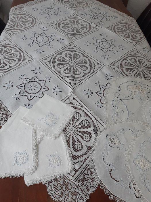 Tafellaken met fijn Richelieu-borduurwerk en kant. -, Antiek en Kunst, Antiek | Kleden en Textiel