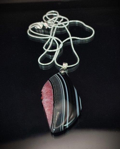 Zeer mooie gestreepte agaat hanger 925 zilveren ketting in, Verzamelen, Mineralen en Fossielen