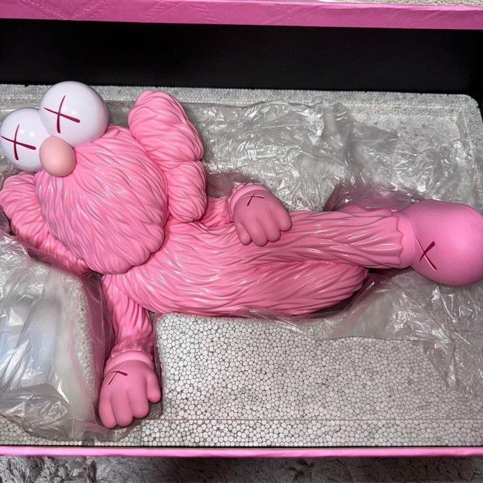 Kaws (1974) - Kaws Time Off Pink edition 2022, Antiek en Kunst, Kunst | Designobjecten