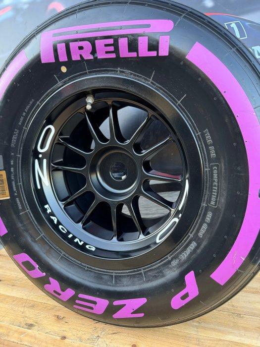 Wiel compleet met band - Pirelli - O.Z - Formule 1 Pirelli, Verzamelen, Automerken, Motoren en Formule 1
