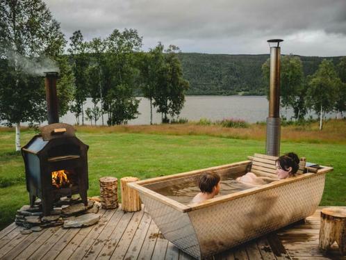 Houtgestookte Hikki hottub | Zweeds | Aluminium en Eiken, Tuin en Terras, Bubbelbaden en Hottubs, Vast, Nieuw, Afdekzeil, Ophalen of Verzenden