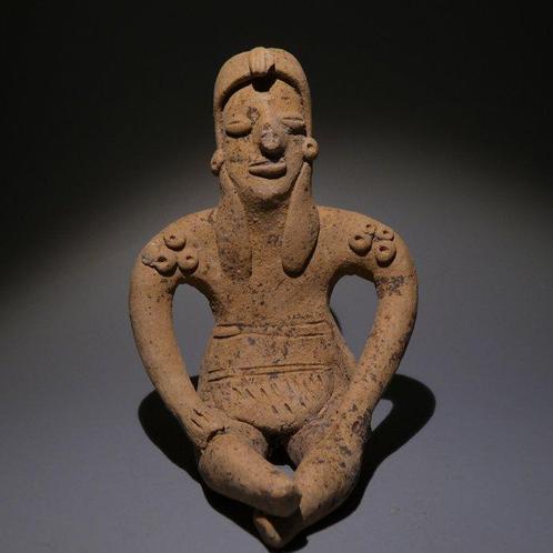 Colima, Westkust Mexico Terracotta Gezeten figuur. 10 cm, Verzamelen, Mineralen en Fossielen