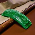 Decoratief element in nefrietjade – Ambachtelijke hanger