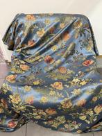 Jacquard-stof met bloemmotief op een blauwe, poederachtige