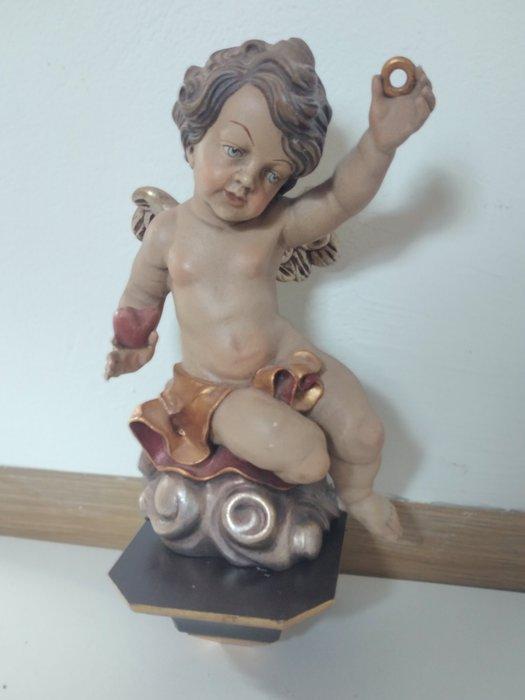 Snijwerk, Farbiger sitzender Engel mit Ring und Herz, Antiek en Kunst, Antiek | Boeken en Bijbels