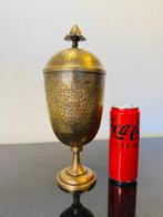 Urn decorated with hunting scene - Messing - India - Begin, Antiek en Kunst
