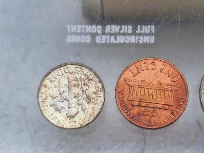 Bureauset - Datumautomaat met Amerikaanse munten - Metaal, Antiek en Kunst, Curiosa en Brocante