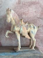sculptuur, Een paar Chinese Tang Dynasty paarden- sculpturen