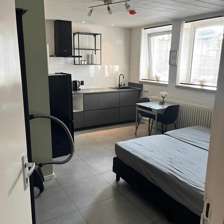 Studio met eigen badkamer en parkeren, Huizen en Kamers, Kamers te huur, 20 tot 35 m², Overige regio's