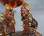 3 Baltische amber olifanten die een amberbal met een, Verzamelen, Nieuw
