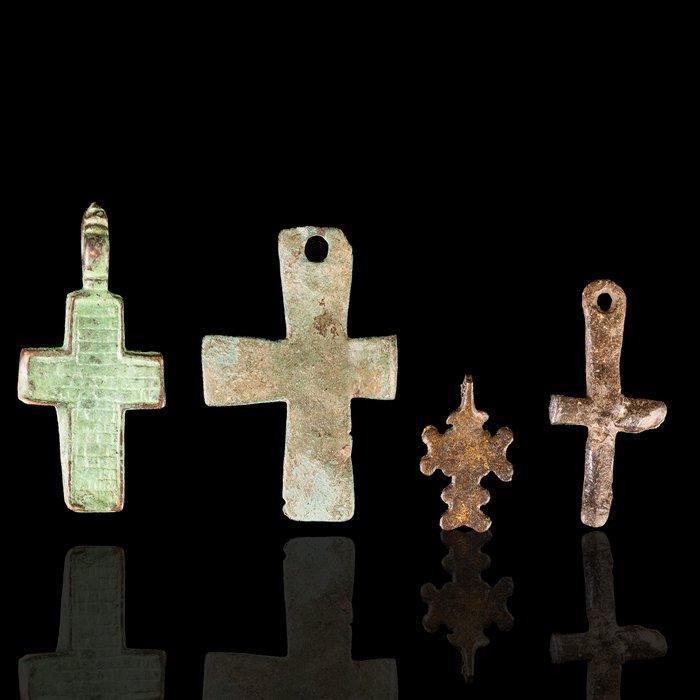 Middeleeuws Verzameling van vier bronzen kruisbedels -, Antiek en Kunst, Antiek | Overige Antiek