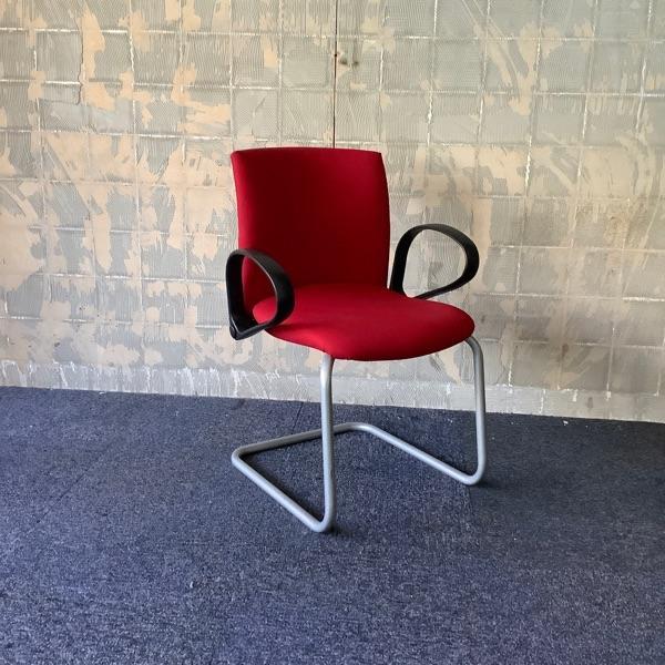Tweedehands vergaderstoel Comforto, sledeframe, rode, Huis en Inrichting, Stoelen, Eén, Rood, Gebruikt, Stof, Ophalen of Verzenden