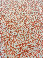 Elegante en delicate stof met een maritiem koraalmotief in