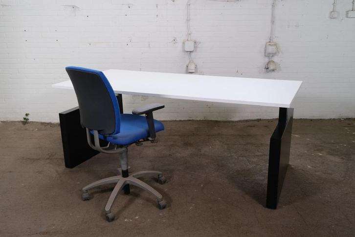 Bureau | Tweedehands | Witte blad | Zwart frame/ zijwangen |, Zakelijke goederen, Kantoor en Winkelinrichting | Kantoormeubilair en Inrichting