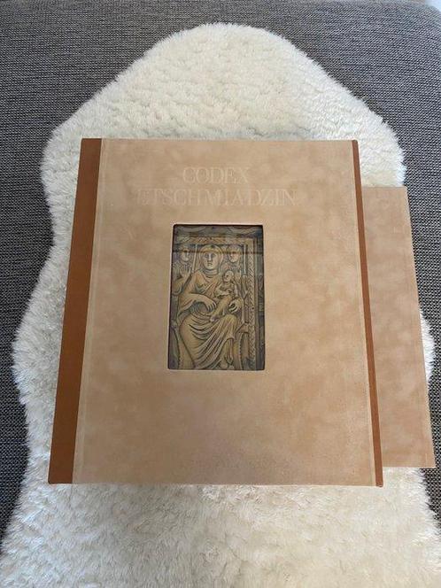 Kloster Noravank - Codex Etschmiadzin - 989, Antiek en Kunst, Antiek | Boeken en Bijbels