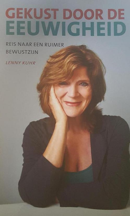 Gekust door de eeuwigheid 9789064164118 Lenny Kuhr, Boeken, Esoterie en Spiritualiteit, Zo goed als nieuw, Verzenden