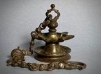 Thooku Vilakku, grote hangende rituele lamp. -