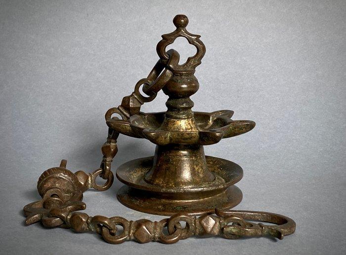 Thooku Vilakku, grote hangende rituele lamp. -, Antiek en Kunst, Kunst | Niet-Westerse kunst