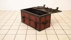 Een rood gelakt “Armada” smeedijzeren geldkist