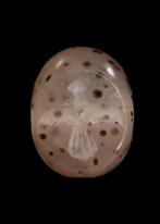 Sasanian Witte Agaat Stempelzegel met gevleugelde figuur