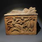 Etruscan Terracotta Urn met de verschijning van Equetleo in