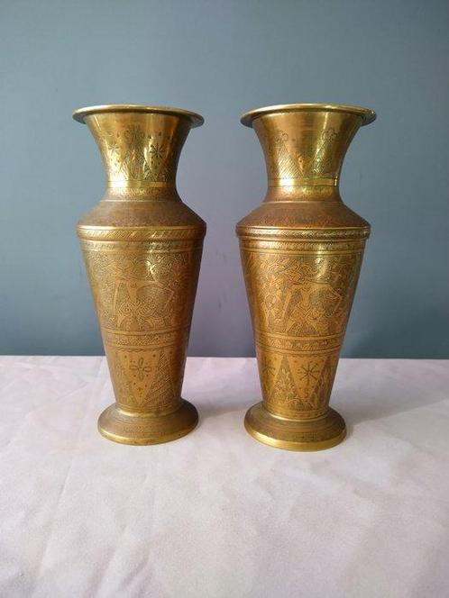 2 vazen met wayangdecoratie - Java - Indonesië (Zonder, Antiek en Kunst, Kunst | Niet-Westerse kunst