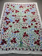 Met de hand geborduurd wandtapijt uit Centraal-Azië -