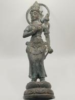 Elegante bronzen beeldje van Avalokitesvara - Gepatineerd, Antiek en Kunst