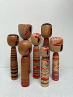 Zeven mooie verschillende vintage Kokeshi-poppen. - Hout -