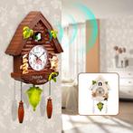 Moderne quartz koekoeksklok vogel thuis woonkamer opknopi...