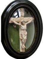 Reliëf, Meerschuim kruis achter bol glas in houten lijst -