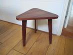 Bijzettafel - Vintage driehoekig houten bijzettafeltje