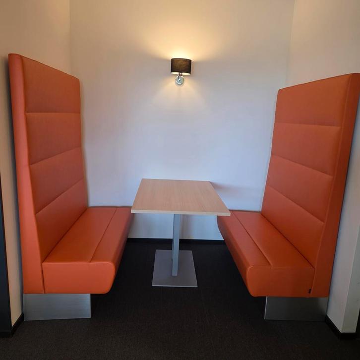 ZEER NETTE PEDRALI MODUS TREINZIT, BESTAAT UIT  2 BANKEN MET, Huis en Inrichting, Banken | Bankstellen, Ophalen of Verzenden