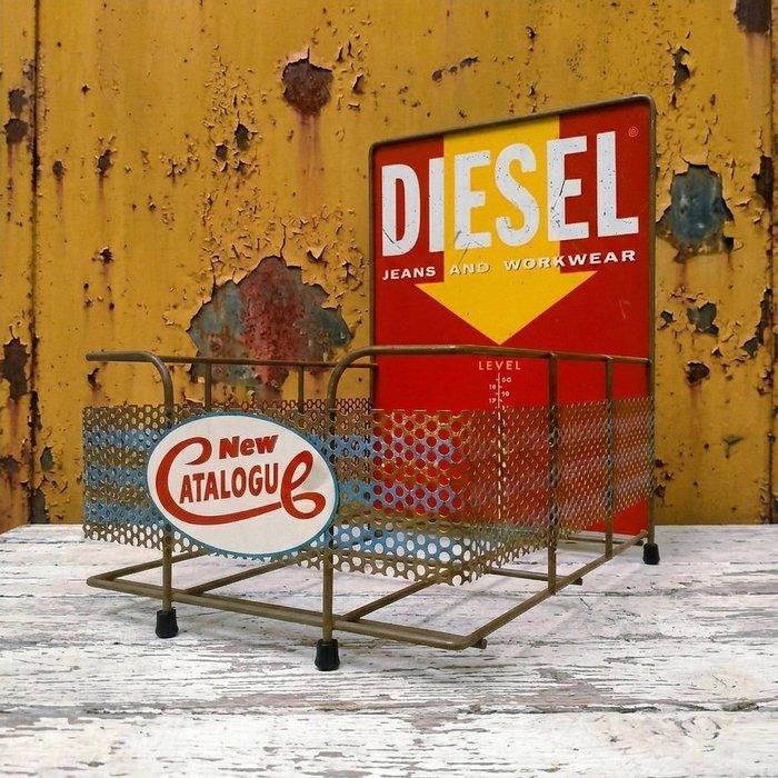 DIESEL Industry - Reclamebord - Wire Display - Staal, Antiek en Kunst, Antiek | Wandborden en Tegels