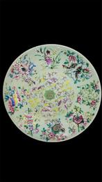 Porseleinen bord en polychroom emaille - familie rose -, Antiek en Kunst