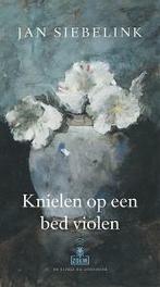 Knielen op een bed violen 9789023419860 Jan Siebelink, Boeken, Verzenden, Gelezen, Jan Siebelink