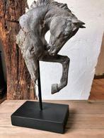 sculptuur, Paard op voetstuk - 43 cm - Polystone/ Resin, Antiek en Kunst, Curiosa en Brocante