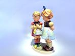 Goebel - Beeldje - Goebel Porzellanfigur - Knitting