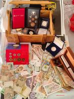 Italië, mondo. Lotto misto con monete, banconote, serie