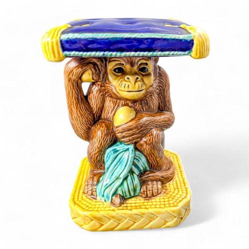 Minton style majolica pedestal stand of monkey holding fruit, Antiek en Kunst, Kunst | Designobjecten