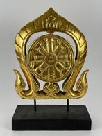 Decoratief ornament - Een vergulde tempelgrenssteen -