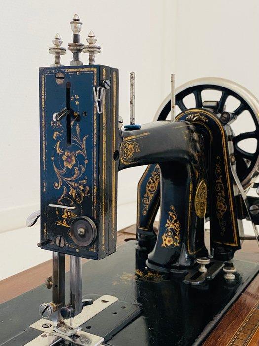 Hand & Neu Naaimachine - IJzer, Hout, Antiek en Kunst, Kunst | Designobjecten