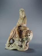 Figuur - Rare figure of guanyin on foodog - zeepsteen -, Antiek en Kunst