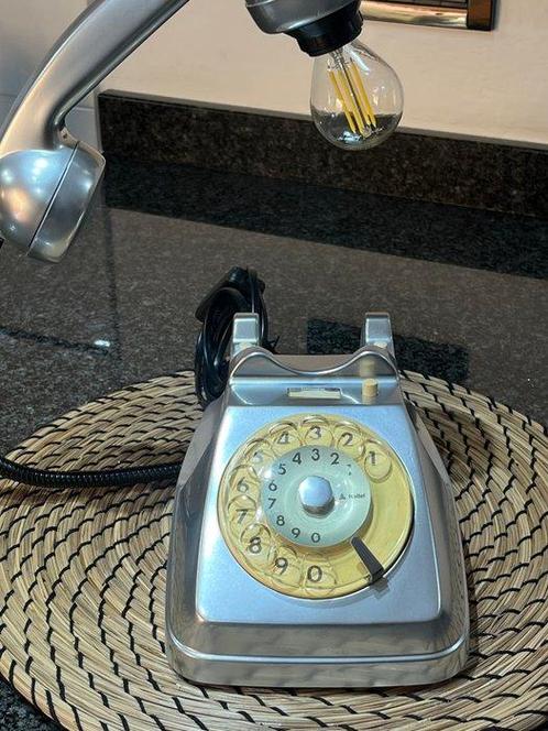 Analoge telefoon - PVC messing metaal - Telefoon uit de, Antiek en Kunst, Curiosa en Brocante