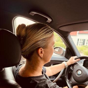 Platte haarklemmen - comfortabel in de auto beschikbaar voor biedingen