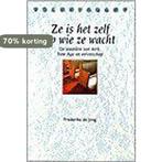 Ze is het zelf op wie ze wacht 9789024287864, Boeken, Verzenden, Gelezen, Frederike de Jong