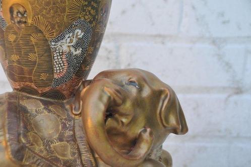Vaas ondersteund door een olifant in Satsuma - Porselein -, Antiek en Kunst, Antiek | Overige Antiek