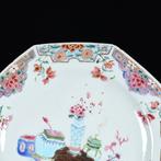 Bord - Assiette octogonale aux émaux de la Famille Rose à