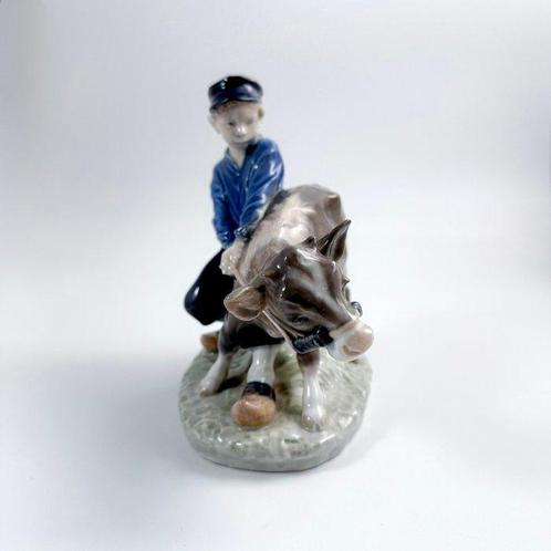 Royal Copenhagen - Beeldje - Boy walking to the field with, Antiek en Kunst, Antiek | Glas en Kristal